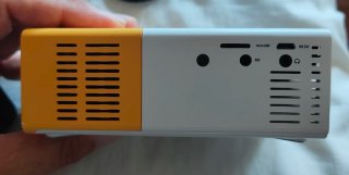Mini proyector Zerone amarillo y blanco