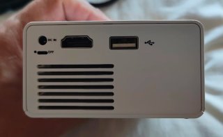 Mini proyector Zerone amarillo y blanco