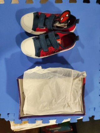 Zapatillas Spiderman Talla 30. Tiene muesca en la