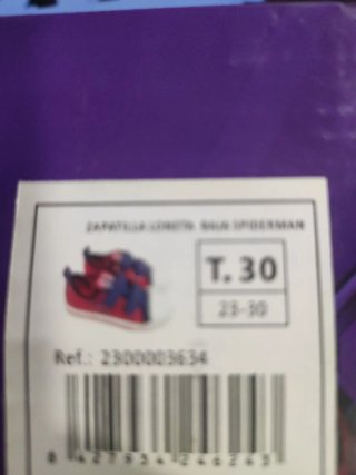 Zapatillas Spiderman Talla 30. Tiene muesca en la