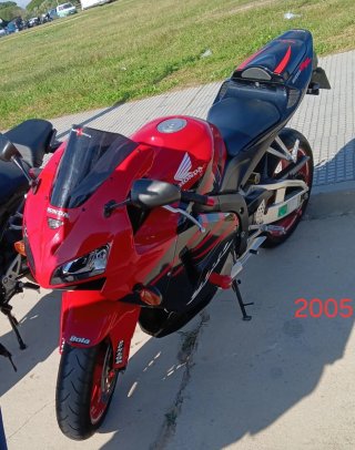 Honda CBR 600 RR Sportbike Roja y Negra