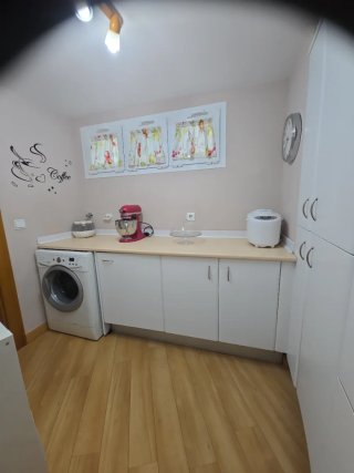 Armarios de cocina pintados en  blanco de madera.