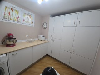 Armarios de cocina pintados en  blanco de madera.