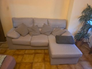 Sofá cheslong beige y gris