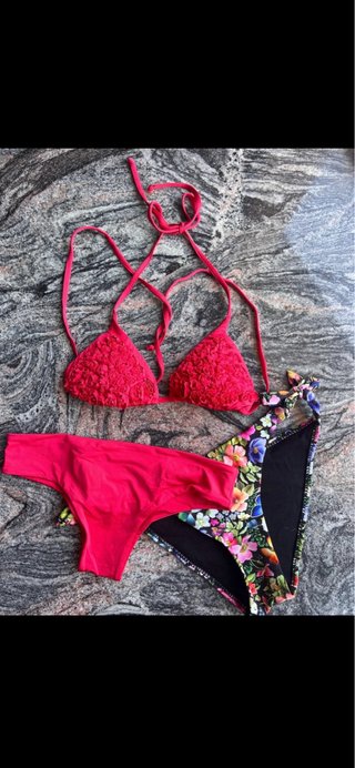 Bikini rosso con fantasia floreale
