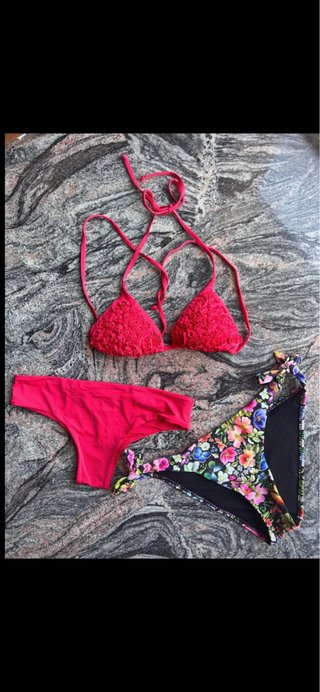 Bikini rosso con fantasia floreale
