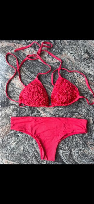 Bikini rosso con fantasia floreale