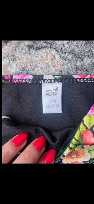 Bikini rosso con fantasia floreale