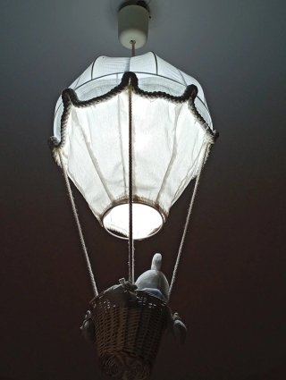 Lámpara infantil globo aerostático con muñeco