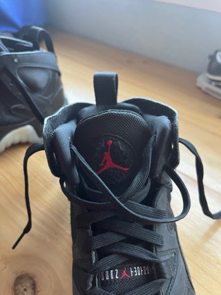 Zapatillas Jordan Negras y Rojas