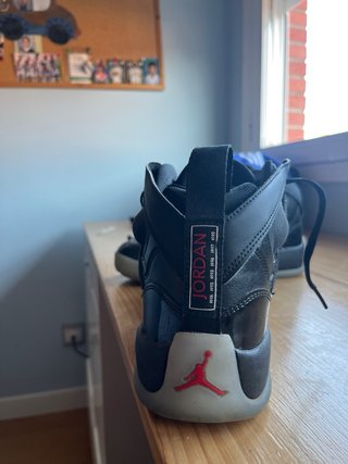 Zapatillas Jordan Negras y Rojas