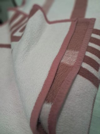 Manta Mora abrigo rosa y blanco