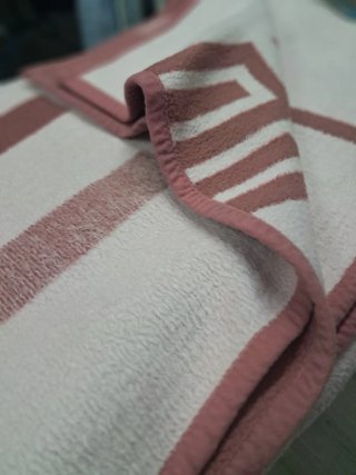 Manta Mora abrigo rosa y blanco