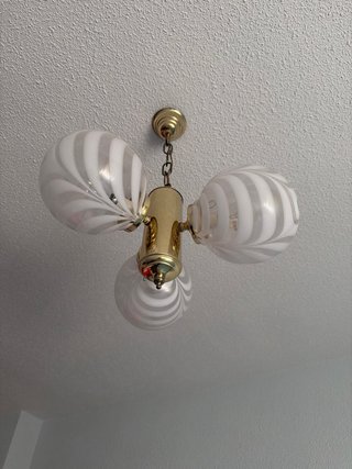 Lámpara de techo colgante dorada y cristal