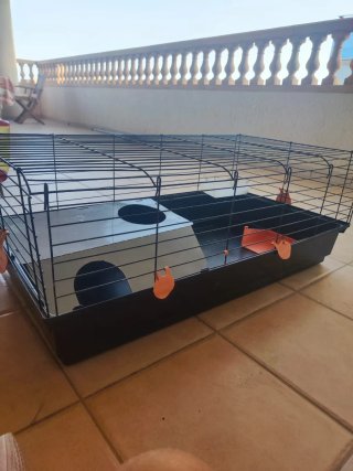 Jaula para conejos negra con accesorios