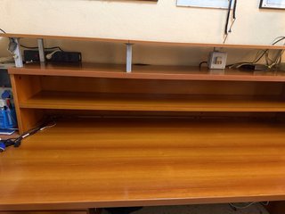 Mesa de oficina de madera y mueble