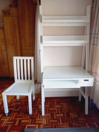 Escritorio-estanteria y silla con ruedas.