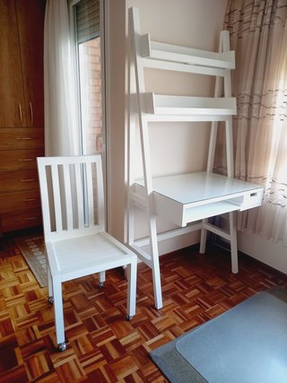 Escritorio-estanteria y silla con ruedas.