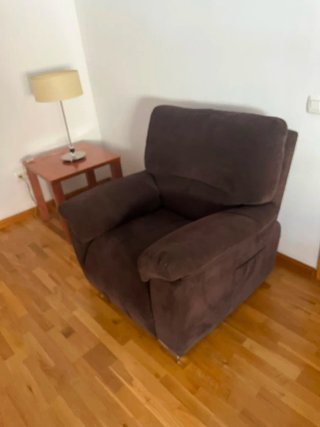 Sillón marrón de tela