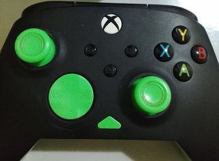 Xbox One con mando y cables
