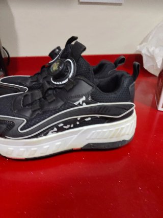 Zapatillas con ruedas negras y blancas