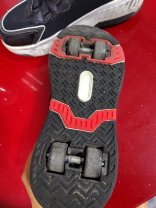 Zapatillas con ruedas negras y blancas