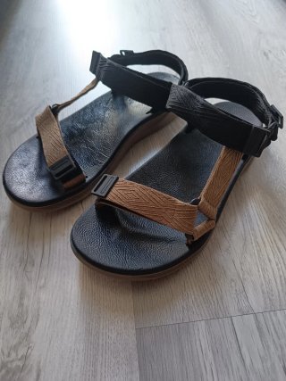 Sandalias Beige y Negro. Talla 41.