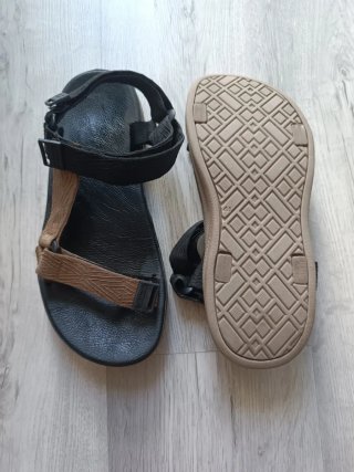 Sandalias Beige y Negro. Talla 41.