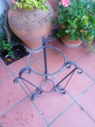 Pié de forja para macetas
