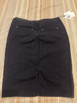 Falda midi negra con botones