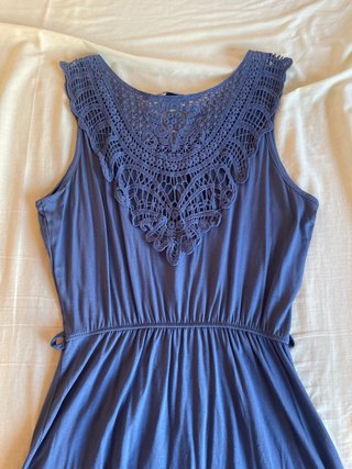 Vestido de verano azul sin mangas