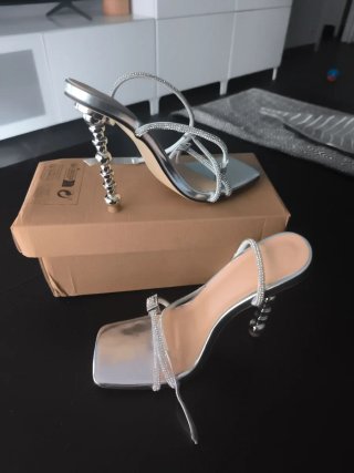 Zapatos de fiesta plateados con pedrería