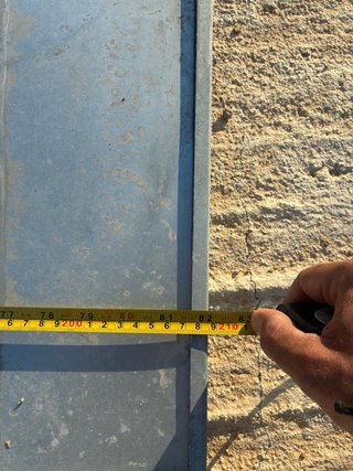 Puerta metálica con ventilación