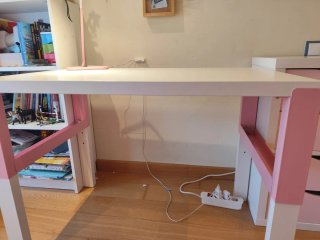 Mesa estudio infantil IKEA blanca y rosa