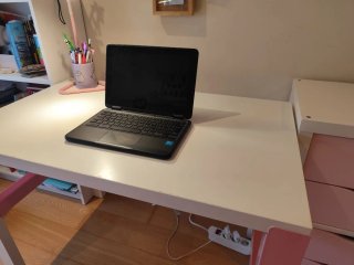 Mesa estudio infantil IKEA blanca y rosa