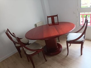 Mesa comedor y 4 sillas. Se entrega desmontada.