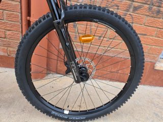 Bicicleta eléctrica verde