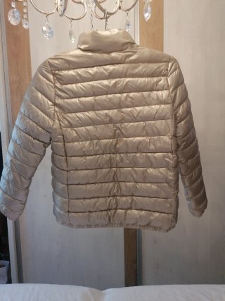 Chaqueta plumífera dorada