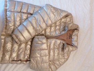 Chaqueta plumífera dorada