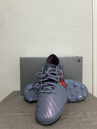 Botas de fútbol Nike Tiempo grises y naranjas