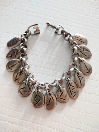 Pulsera Uno de 50 con dijes runas vikingas.
