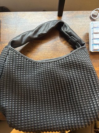 Bolso de hombro negro texturizado
