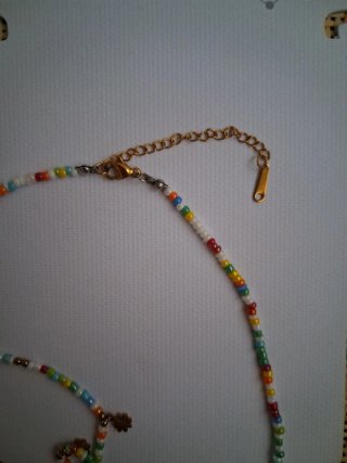 Collar de abalorios y flores