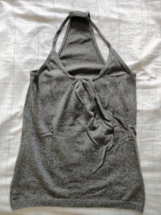 Top gris con tirantes