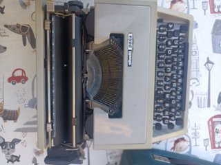 Máquina de escribir Olivetti DORA