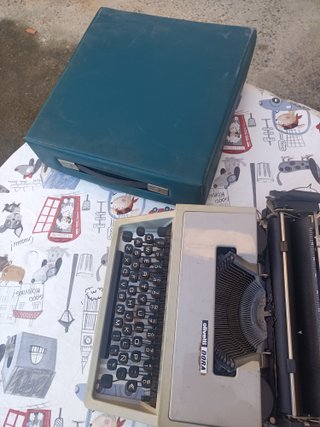 Máquina de escribir Olivetti DORA