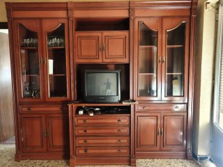 Mueble de salón de madera y cristal
