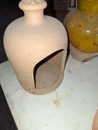 Bottiglie retro in terracotta e altri oggetti antichi MBM