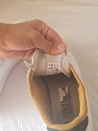 Zapatillas Puma Blancas y Amarillas