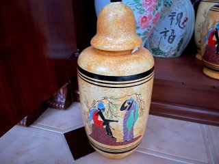Jarrones de cerámica decorados